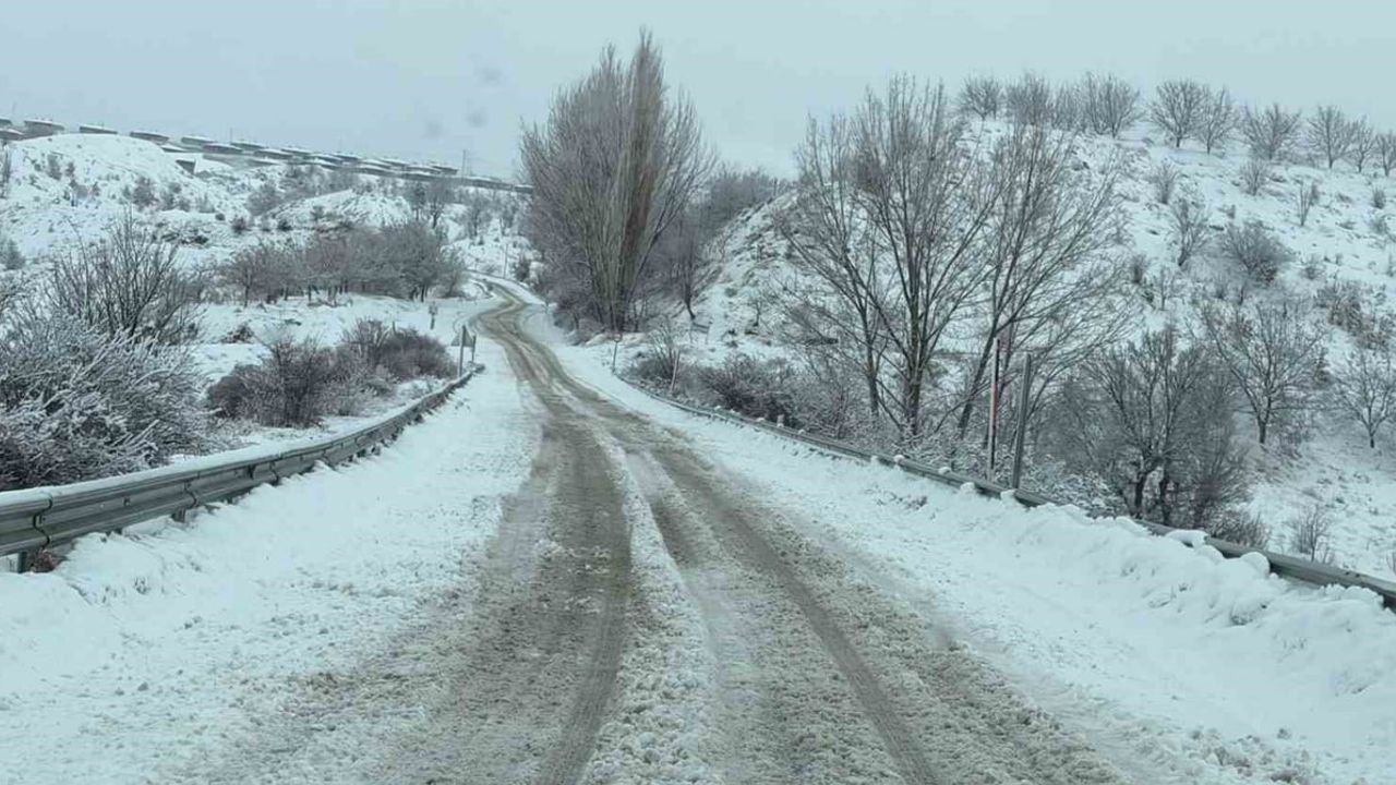 Adıyaman- Çelikhan Karayolu'nda kar yağışı araçları mahsur bıraktı