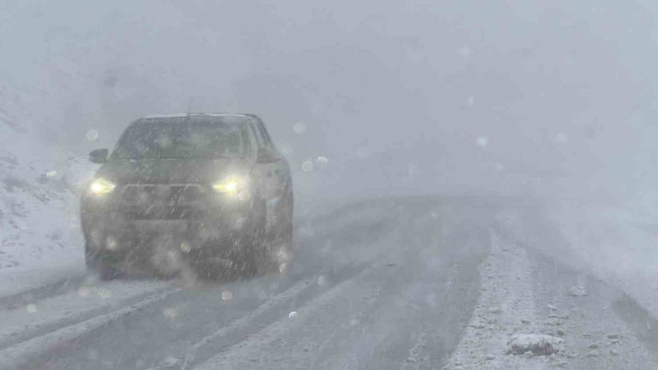 Adıyaman Çelikhan Karayolu'nda Yoğun Sis: Görüş 10 Metreye Düştü