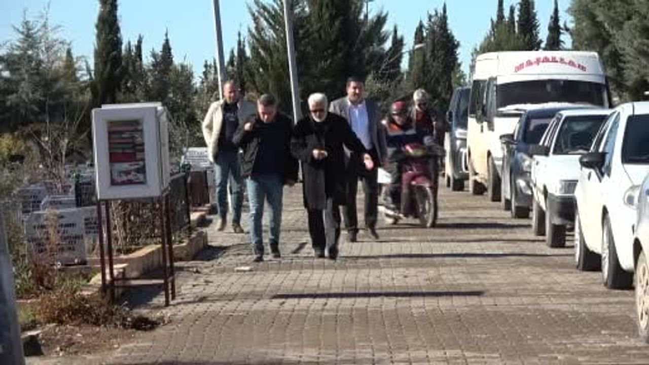 Adıyaman'da 6 Şubat'ta hayatını kaybeden gazeteciler mezarları başında anıldı