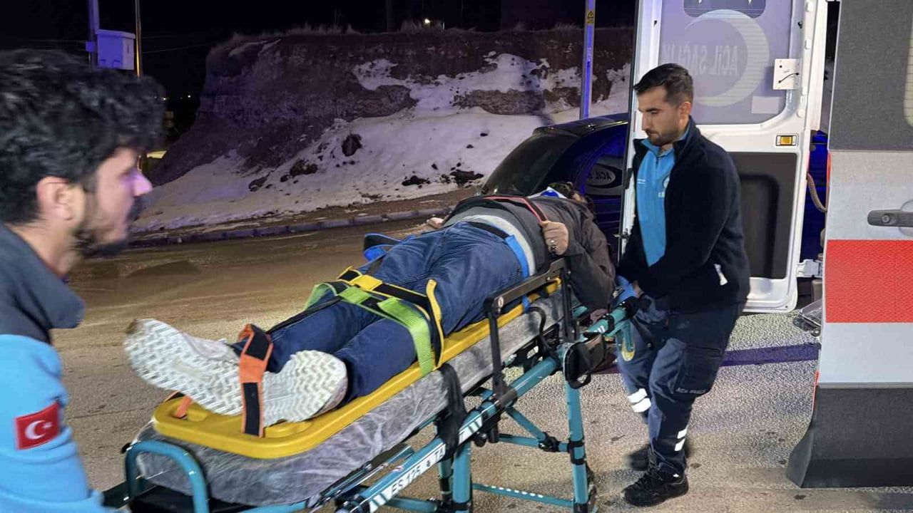 Adıyaman'da çarpışma: Otomobil ile hafif ticari araçta 3 yaralı