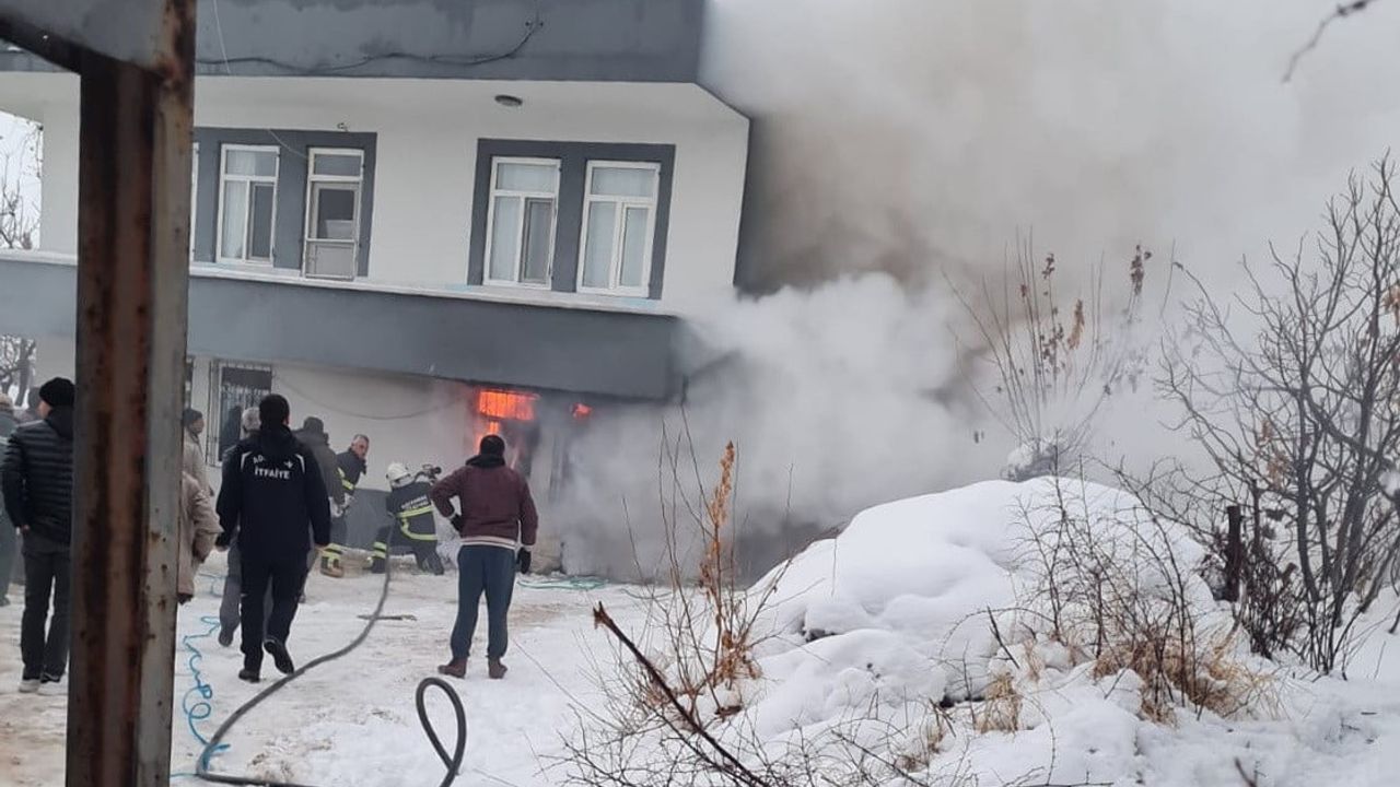 Adıyaman'da ev yangını itfaiye tarafından söndürüldü
