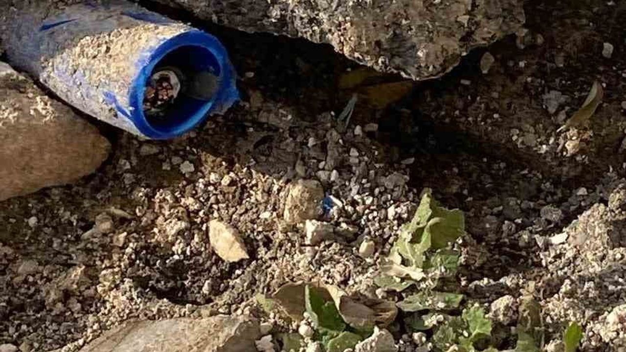 Adıyaman'da evin elektrik kablosu kesilerek çalındı