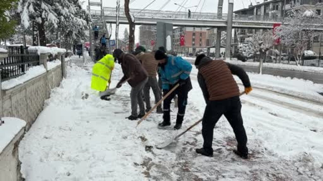 Adıyaman'da Kaldırım Kar Temizliği ve Ulaşım Çalışmaları