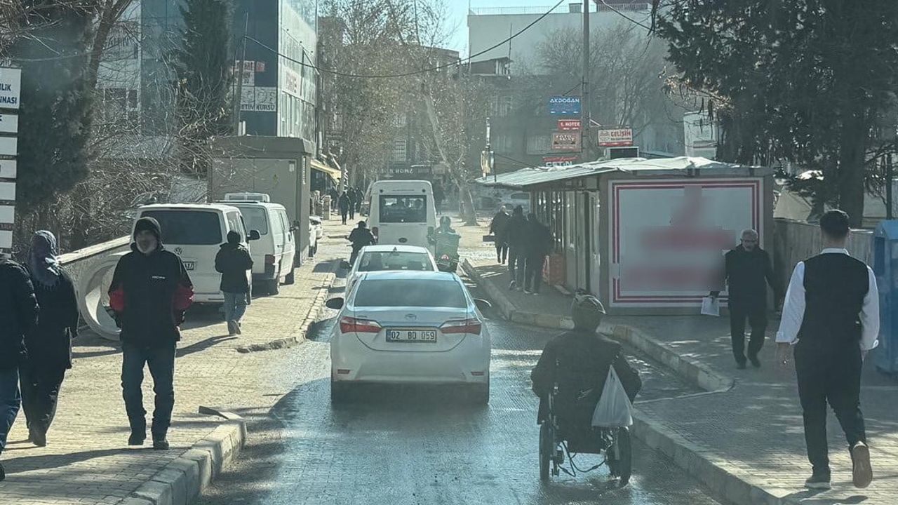 Adıyaman'da kaldırımlar işgal altında: Engelliler araçların arasından geçiyor