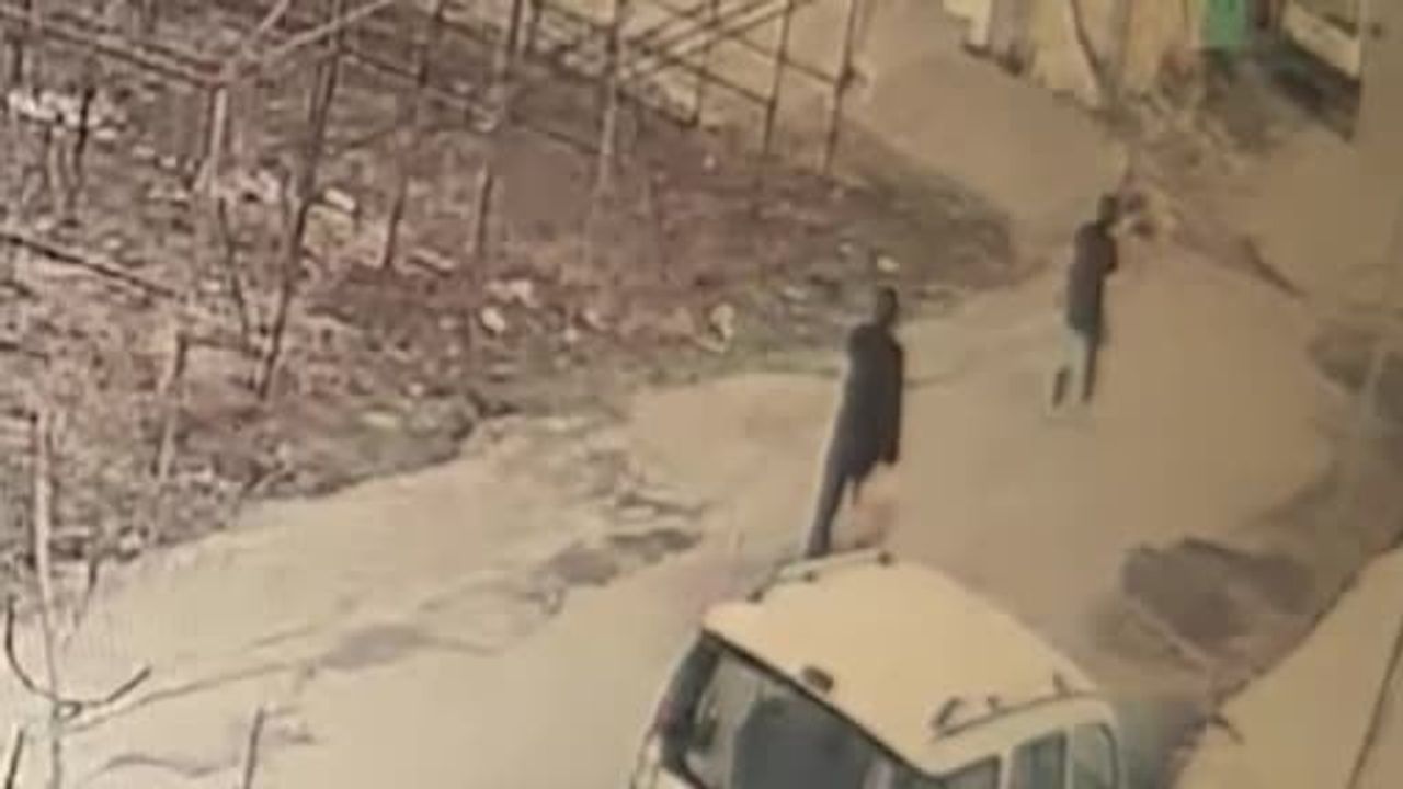 Adıyaman'da kapı önündeki ayakkabıları çalan iki kadın kamerada