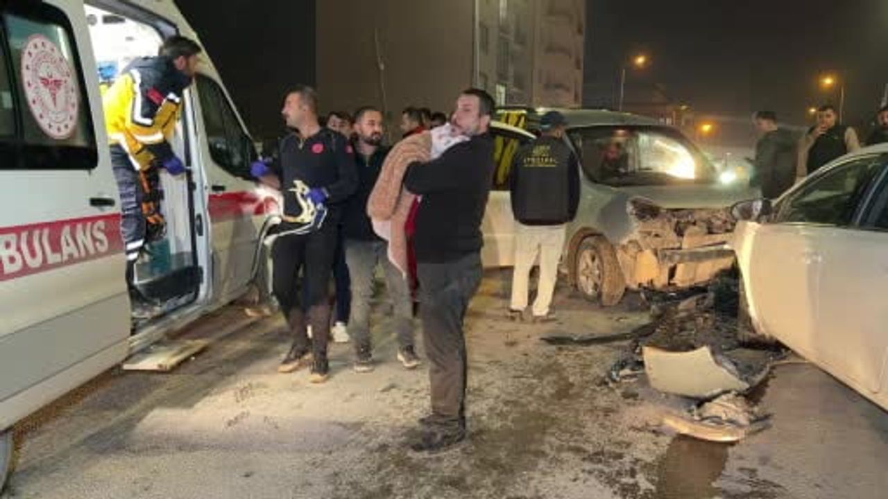 Adıyaman'da otomobil ile hafif ticari araç çarpıştı — 3 yaralı