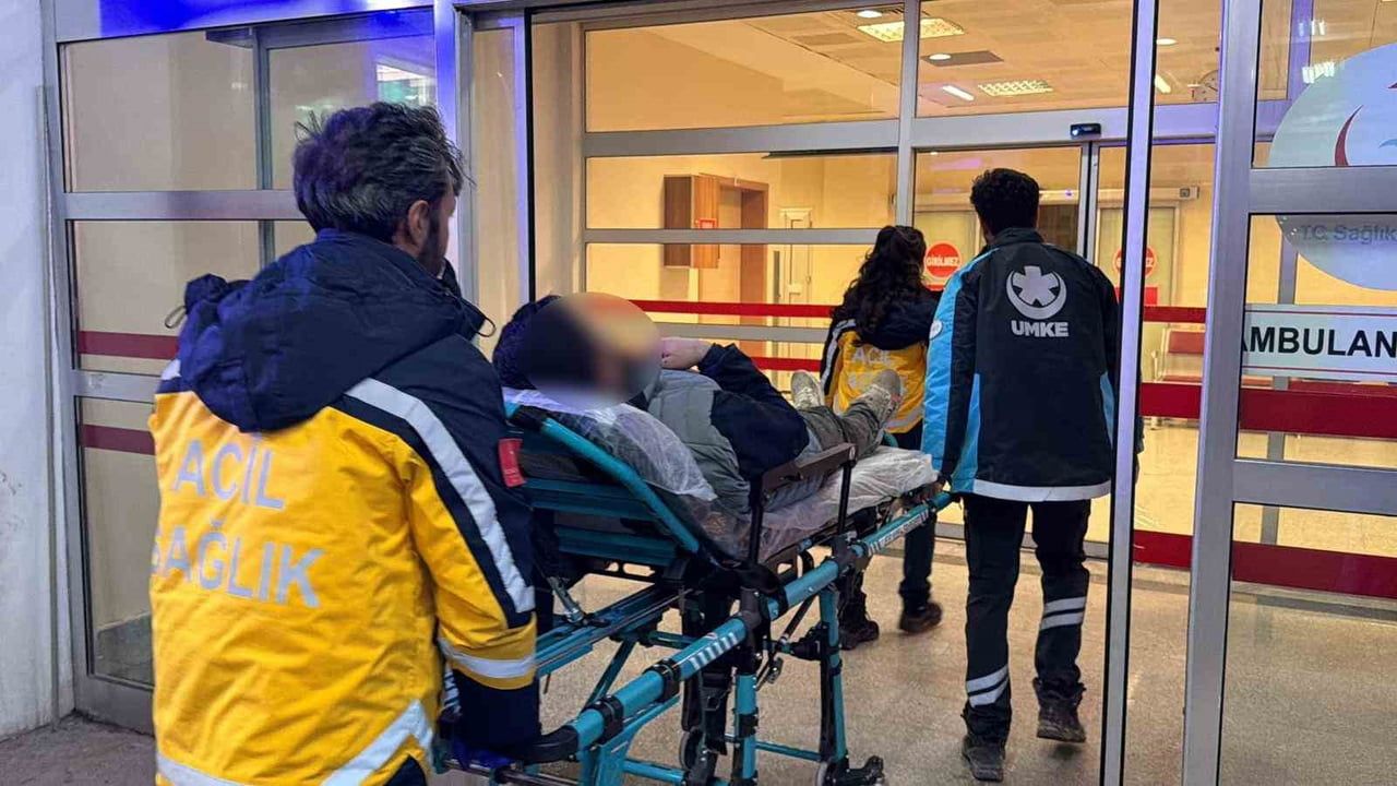 Adıyaman'da sokakta fenalık geçiren iki kişi hastaneye kaldırıldı