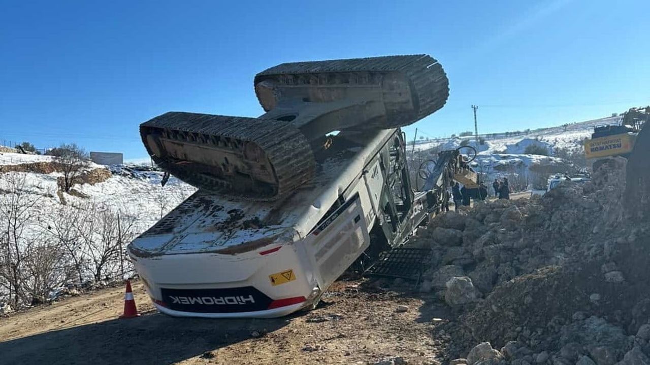 Adıyaman'da yol yapımında iş makinesi devrildi: Operatör yaralandı