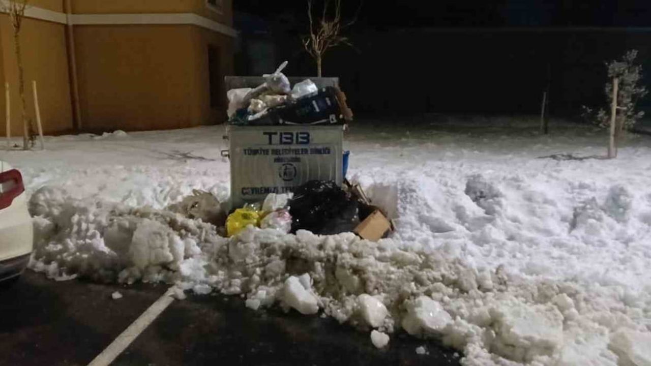 Adıyaman Gölbaşı'nda taşan çöp konteynerleri mahalleyi zorluyor