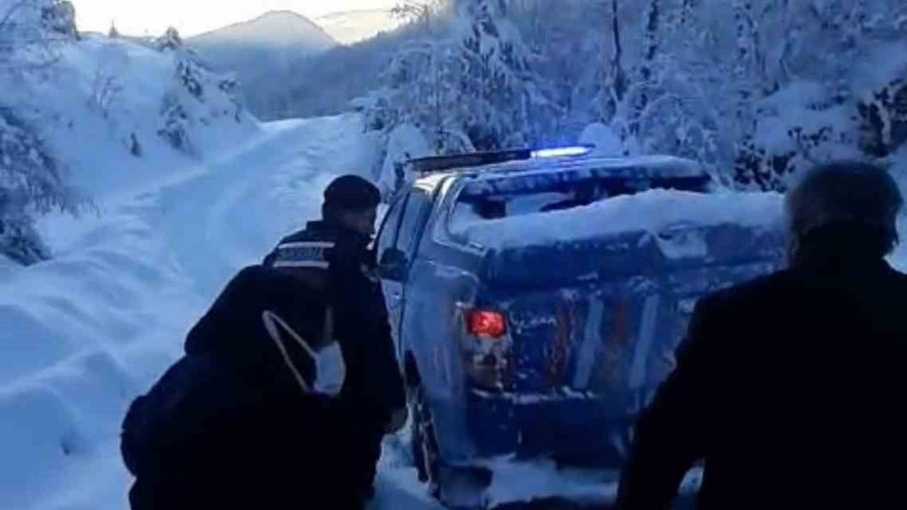 AFAD, Karabük Yenice'de kemoterapi hastasını karı aşarak hastaneye ulaştırdı