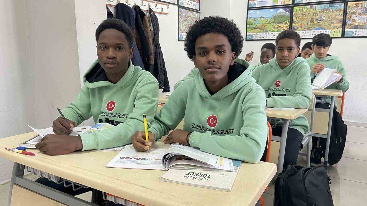 Afrikalı öğrenciler Sivas'ta ilk kez karla buluştu