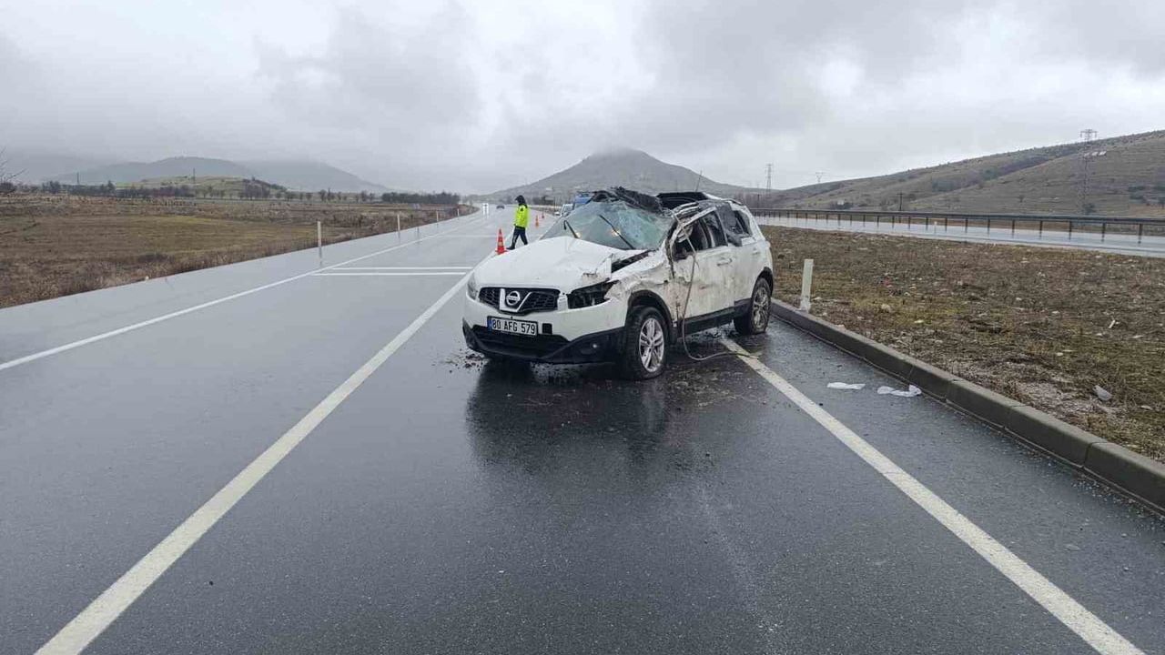 Afyonkarahisar Bolvadin yakınlarında refüje çarpan otomobil takla attı: 3 yaralı