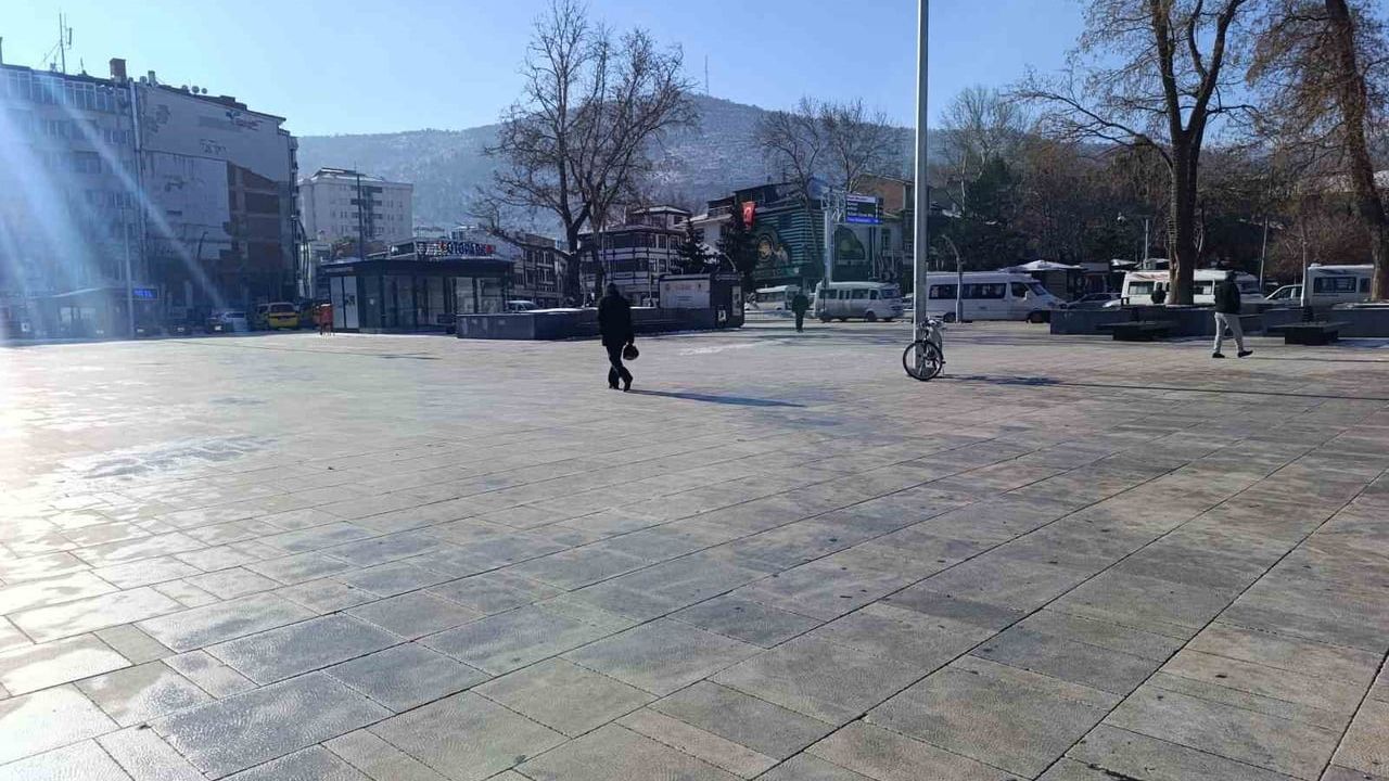 Afyonkarahisar buz kesti: Sıcaklıklar eksi 13 dereceye kadar indi