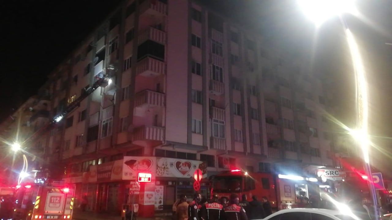 Afyonkarahisar'da apartman yangını: 5 kişi dumandan etkilendi
