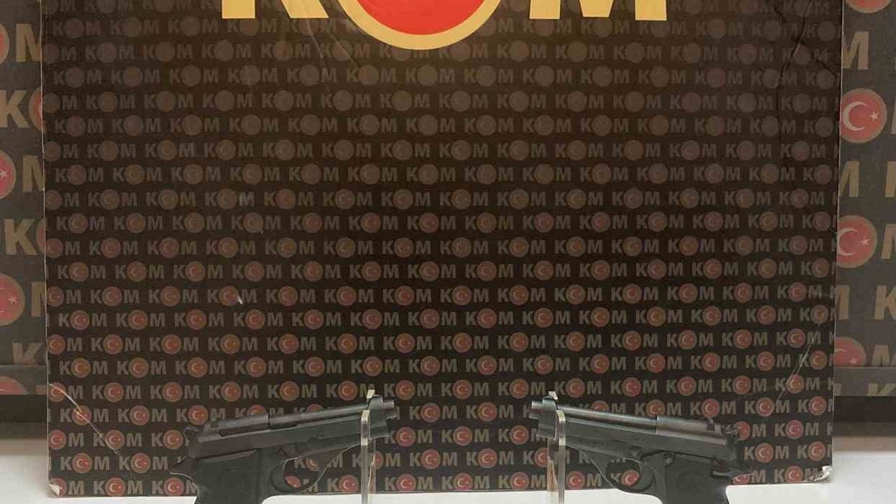 Afyonkarahisar'da araçta 2 ruhsatsız tabanca ele geçirildi