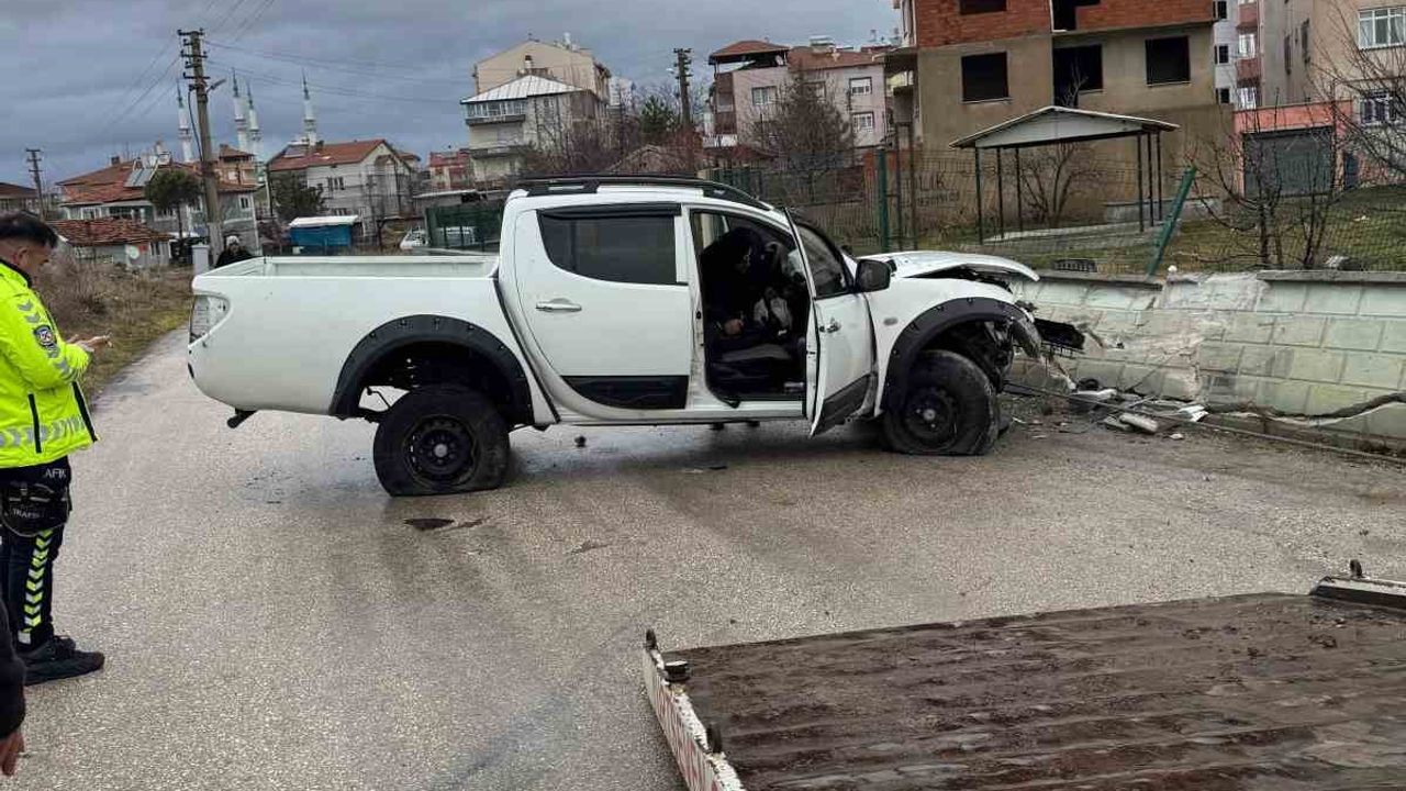 Afyonkarahisar'da Arazi Aracı 5 Metrelik Refüjden Uçtu: 3 Yaralı