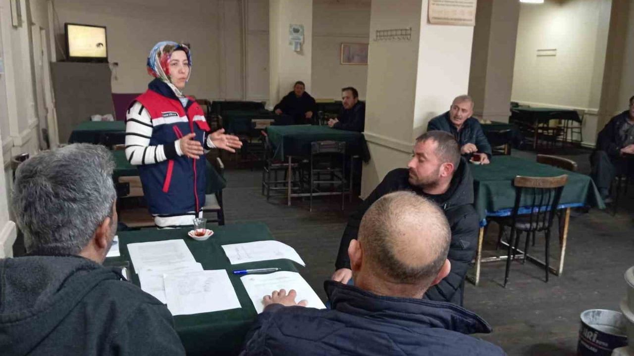 Afyonkarahisar'da Çiftçilere 'Bitki Koruma Ürünleri Uygulayıcısı Eğitimi' Verildi