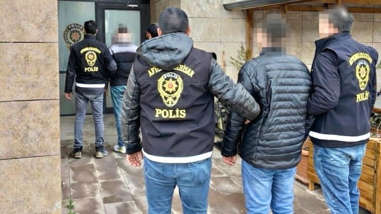 Afyonkarahisar'da farklı hapis cezalarıyla aranan 2 kişi yakalandı