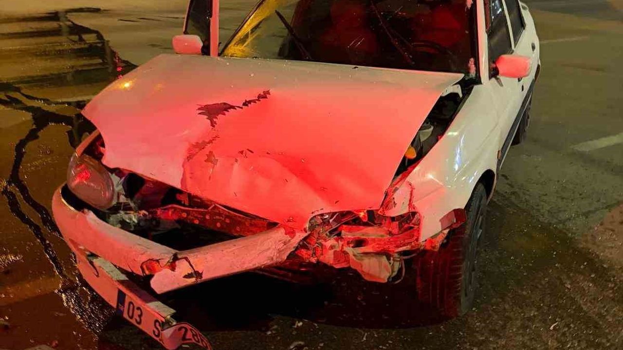 Afyonkarahisar'da iki otomobil çarpıştı: 4 kişi yaralandı