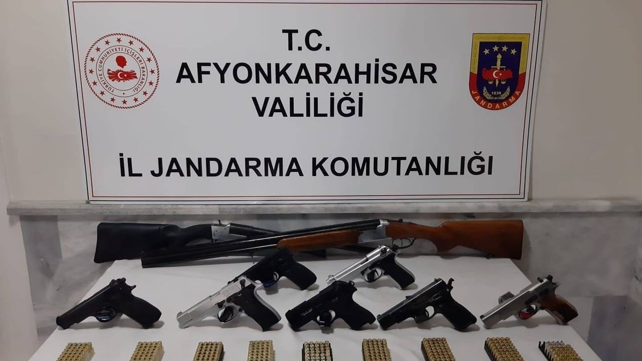 Afyonkarahisar'da jandarma operasyonu: Ruhsatsız silahlar ele geçirildi