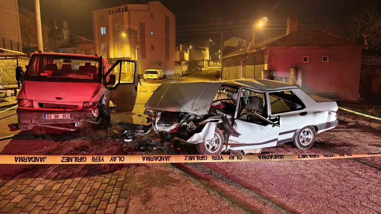 Afyonkarahisar'da kamyonet ile Tofaş otomobil çarpıştı: 3 yaralı