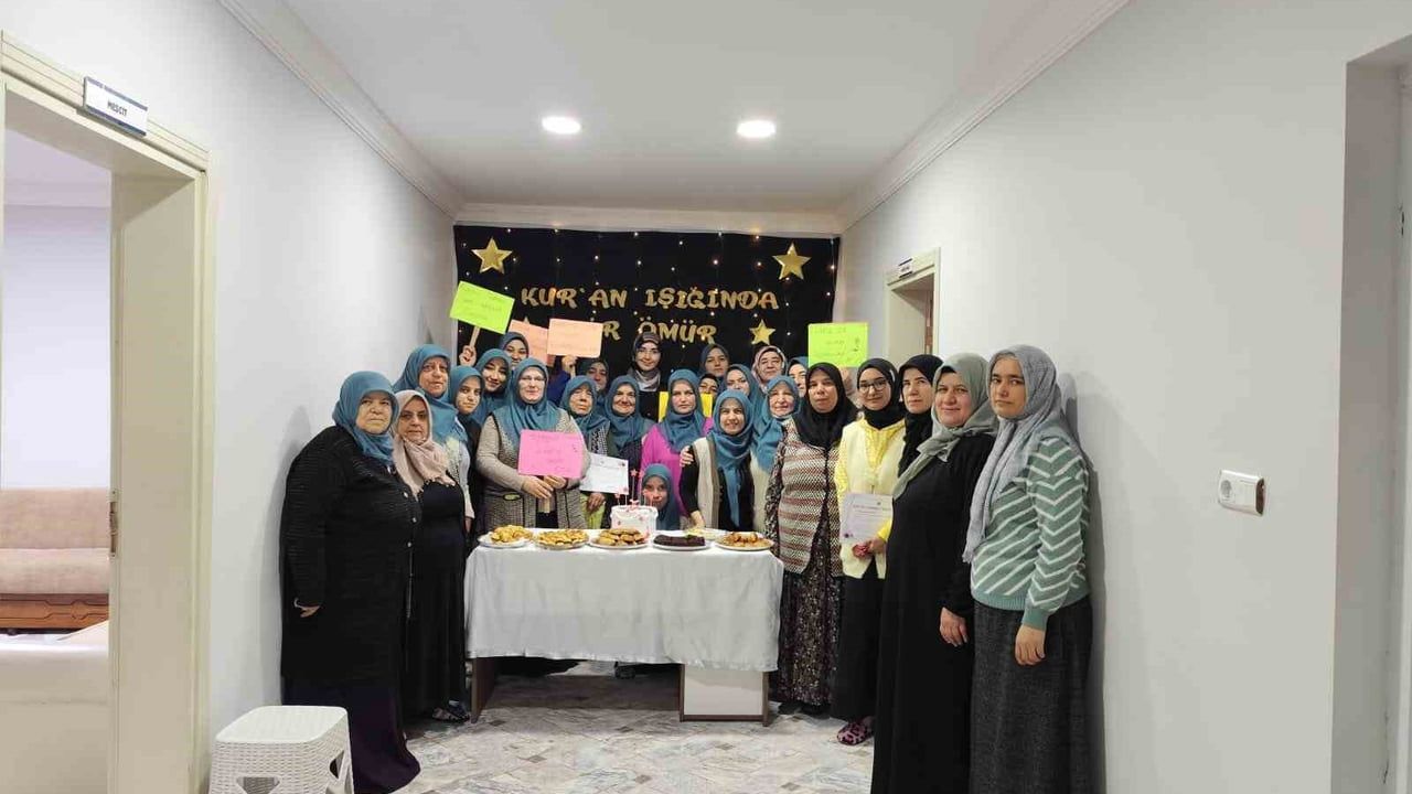 Afyonkarahisar'da Kur’an-ı Kerim okumayı öğrenen kadınlar için program