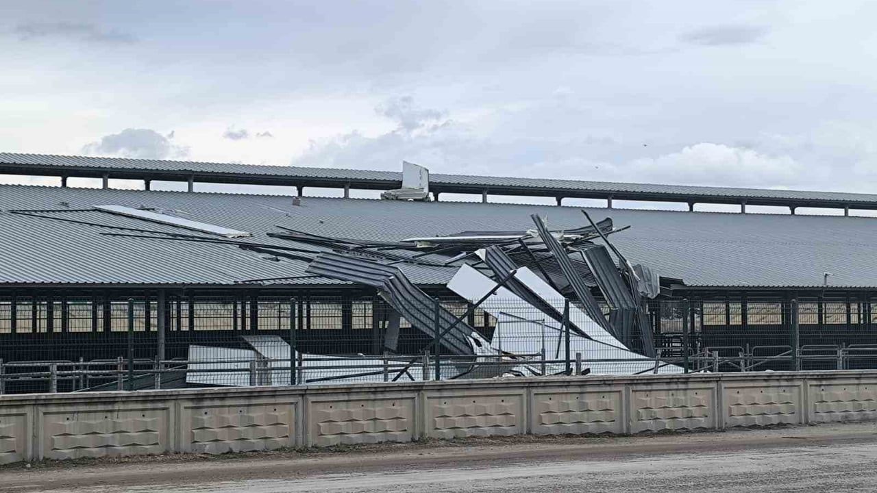 Afyonkarahisar'da kuvvetli rüzgâr iş yerlerinin çatısını uçurdu