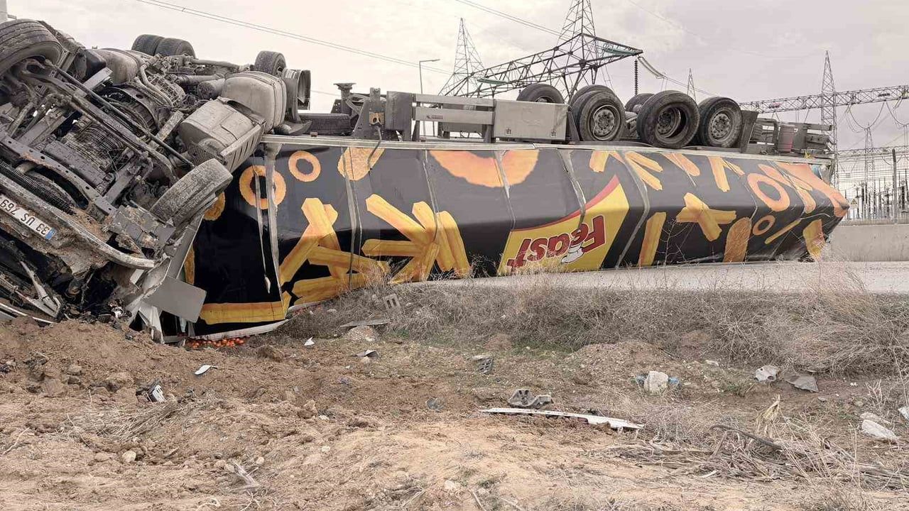 Afyonkarahisar'da mandalina yüklü tır devrildi; Susuz yolu ulaşıma kapandı