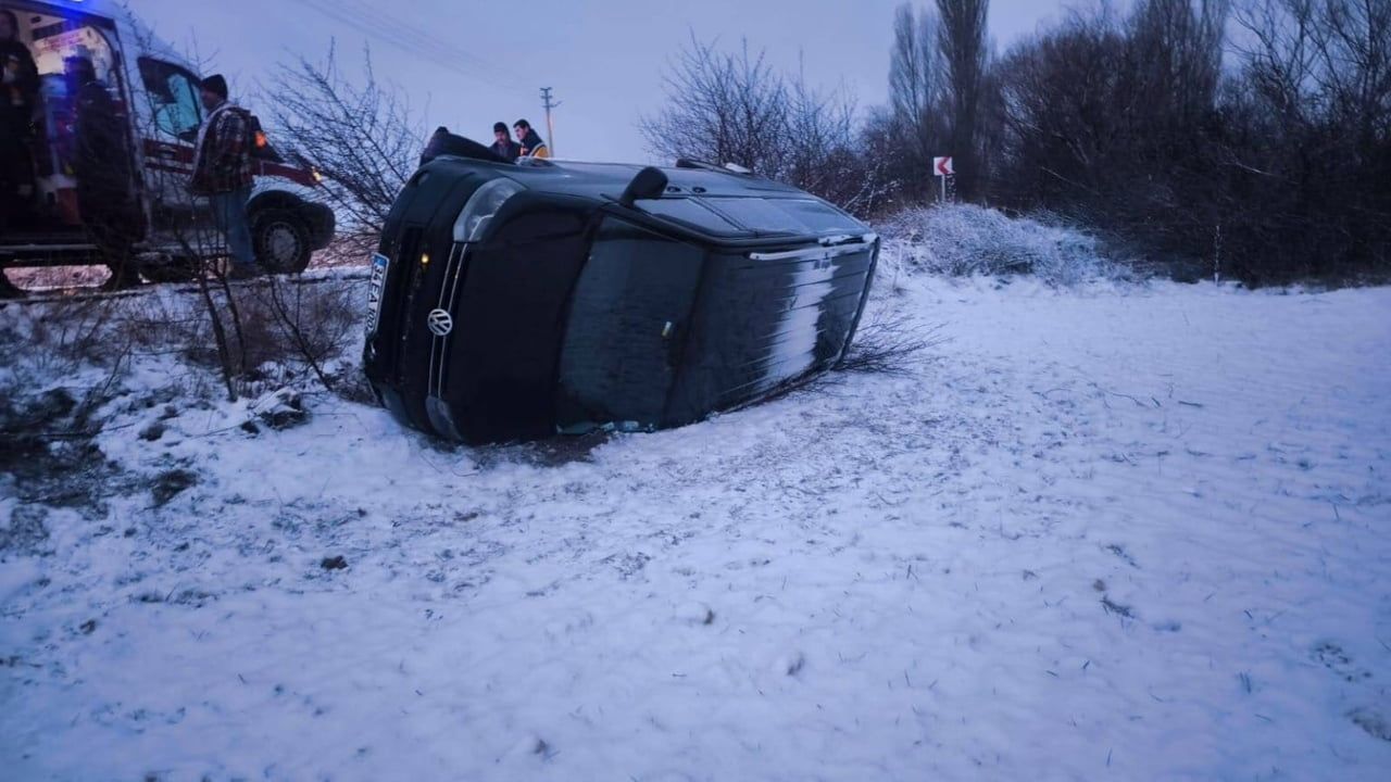 Afyonkarahisar'da minibüs buzlanma nedeniyle şarampole devrildi — 5 yaralı