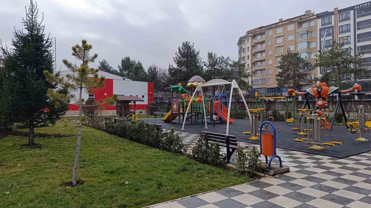 Afyonkarahisar'da öğle saatlerinde başlayan kar İhsaniye'yi beyaza bürüdü