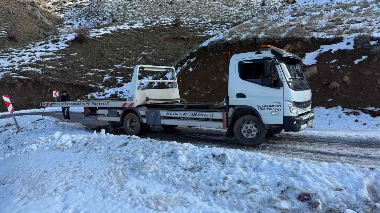 Afyonkarahisar'da uçurumdan yuvarlanan araçta 2 kişi ölümden döndü
