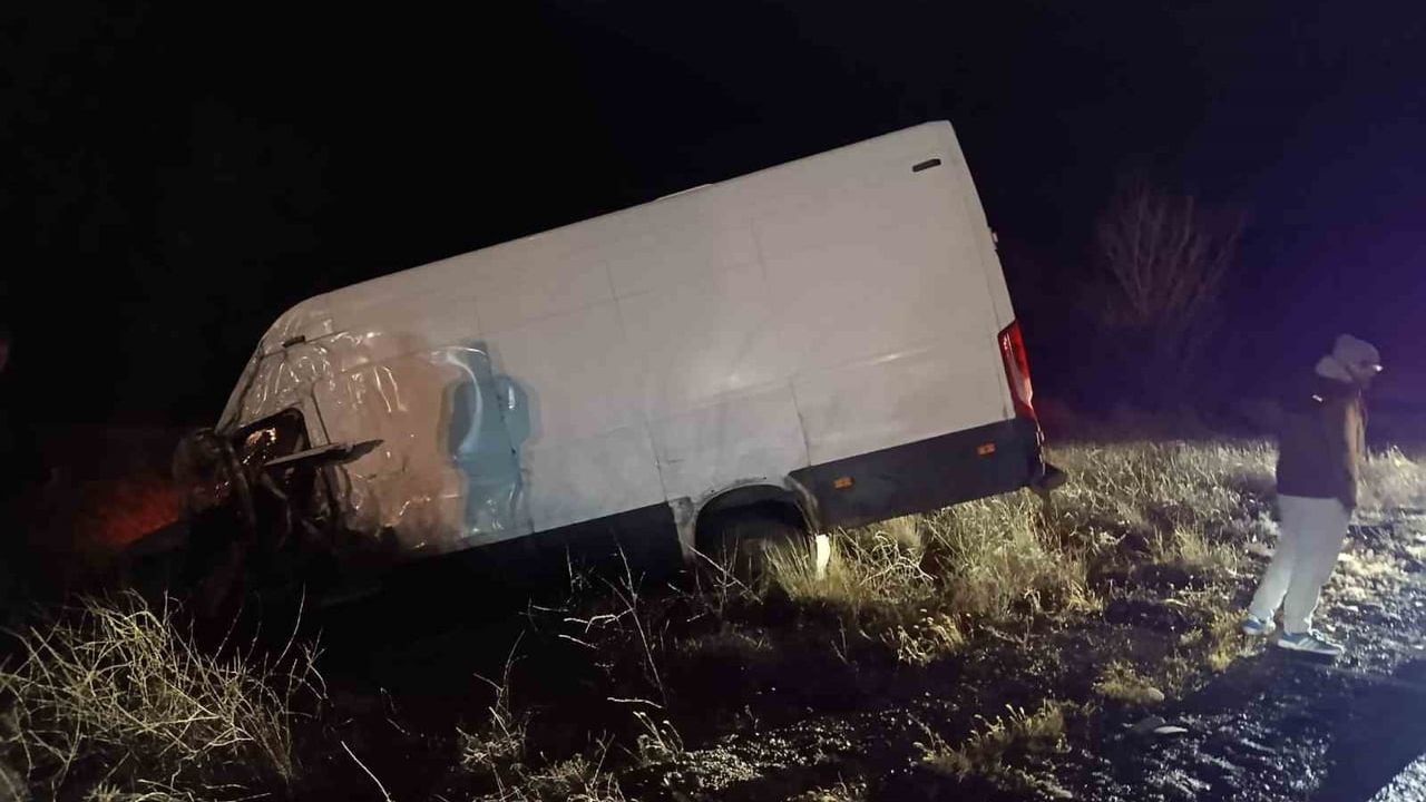 Afyonkarahisar'da yağış nedeniyle minibüs şarampole devrildi — 2 yaralı