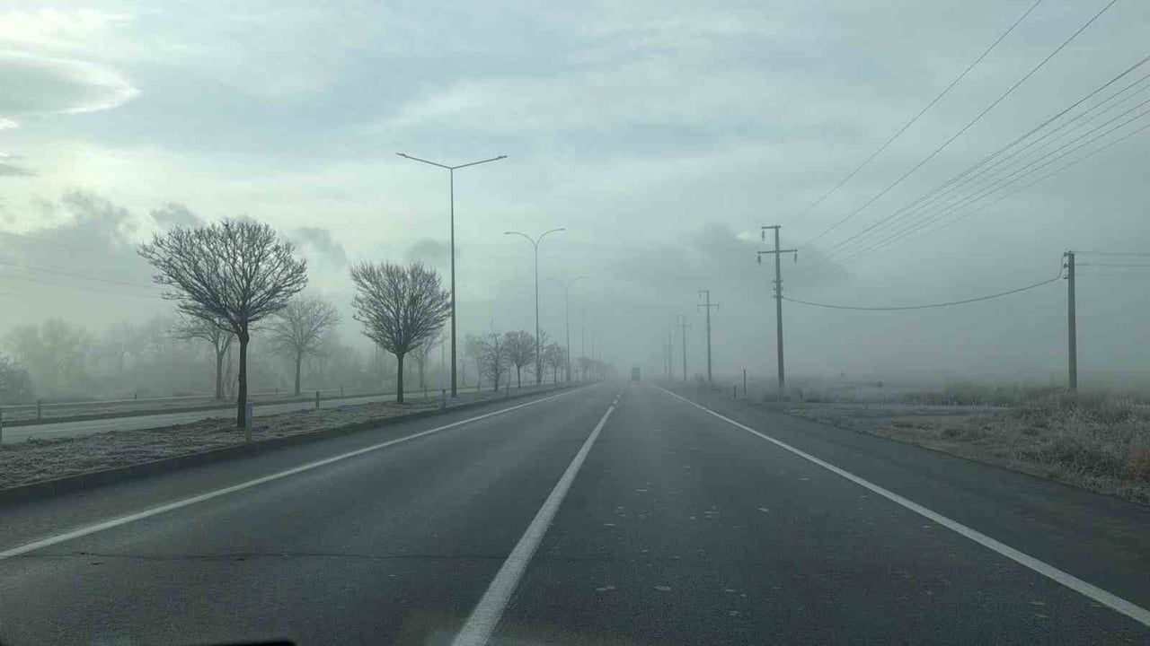 Afyonkarahisar'da yoğun sis ulaşımı olumsuz etkiledi