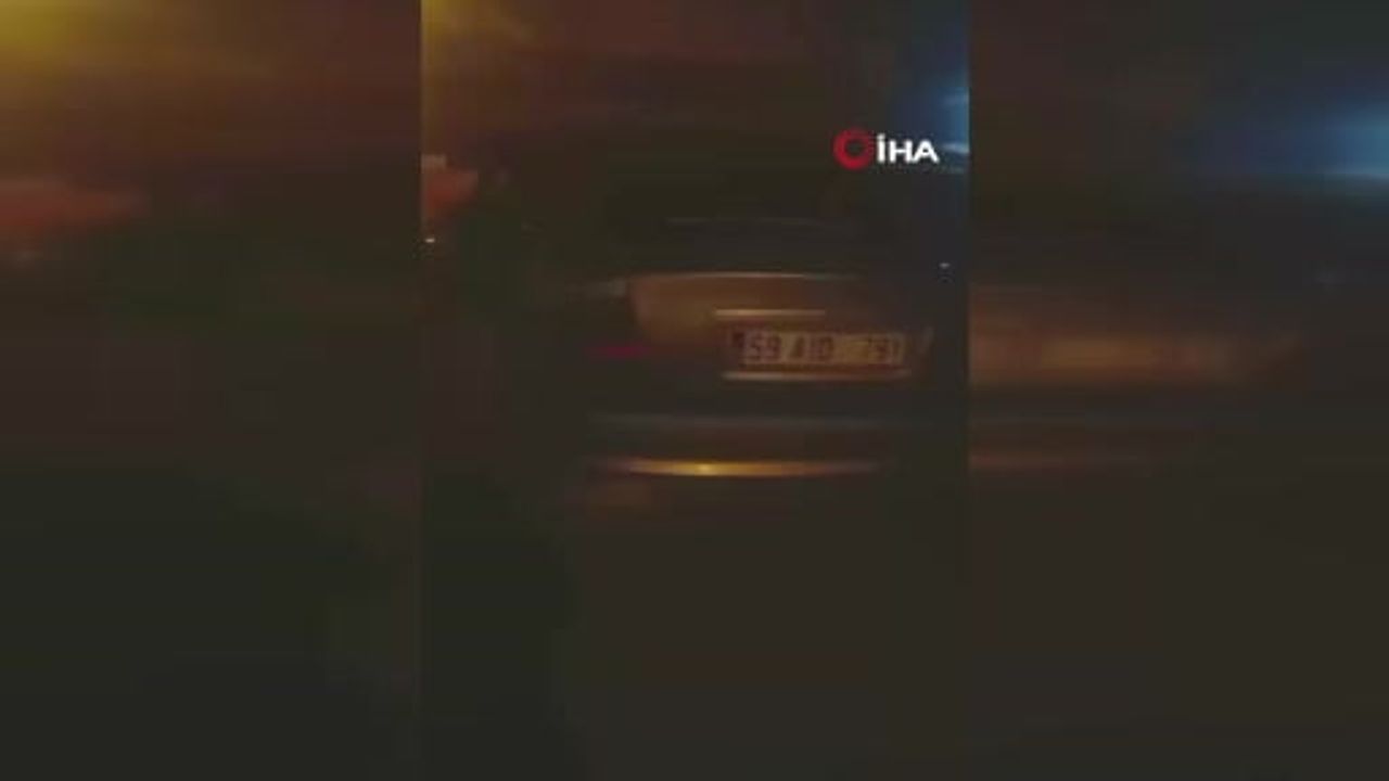 Afyonkarahisar'dan dönen üç kardeşin otomobili tıra çarpması sonucu hayatını kaybetti
