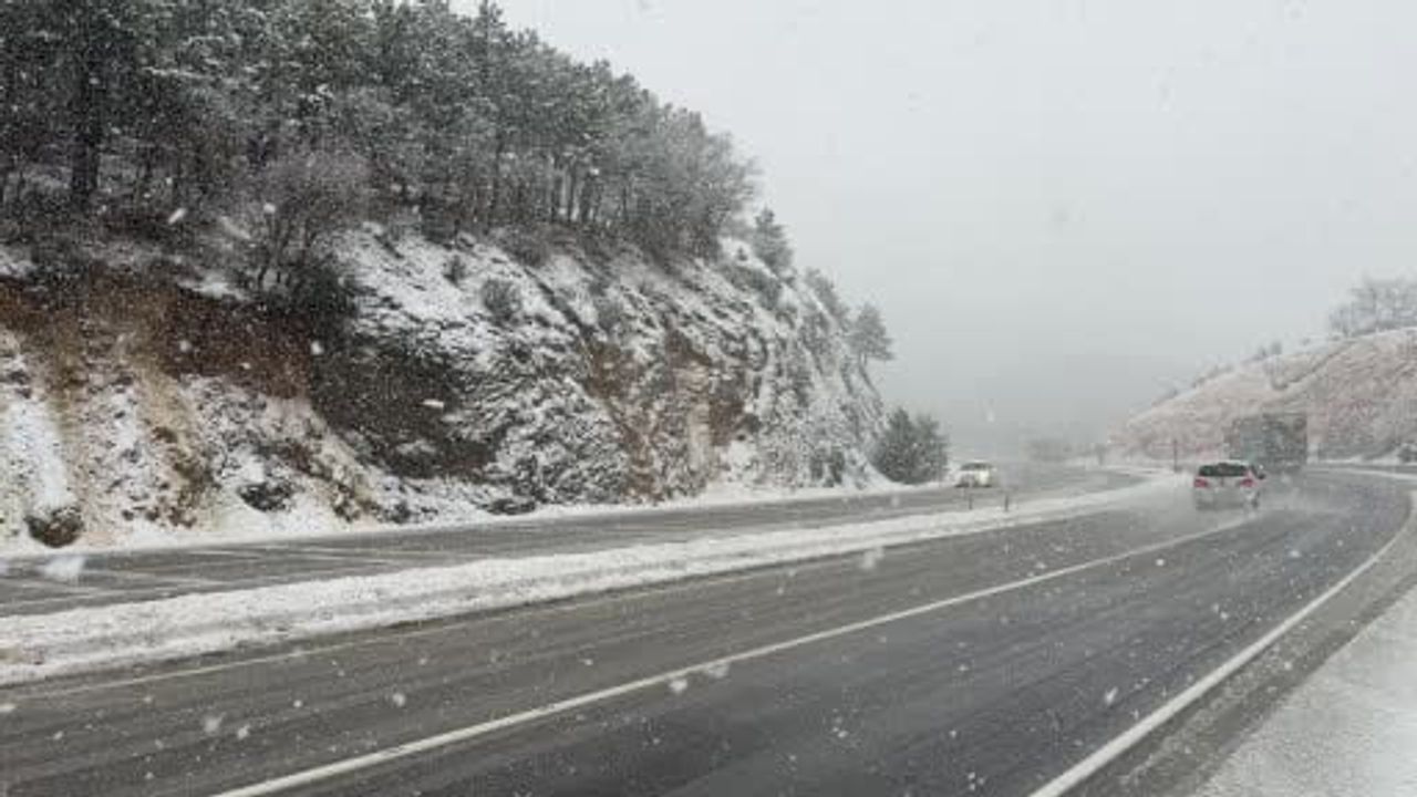 Afyonkarahisar'ın yüksek kesimlerinde kar etkili oldu