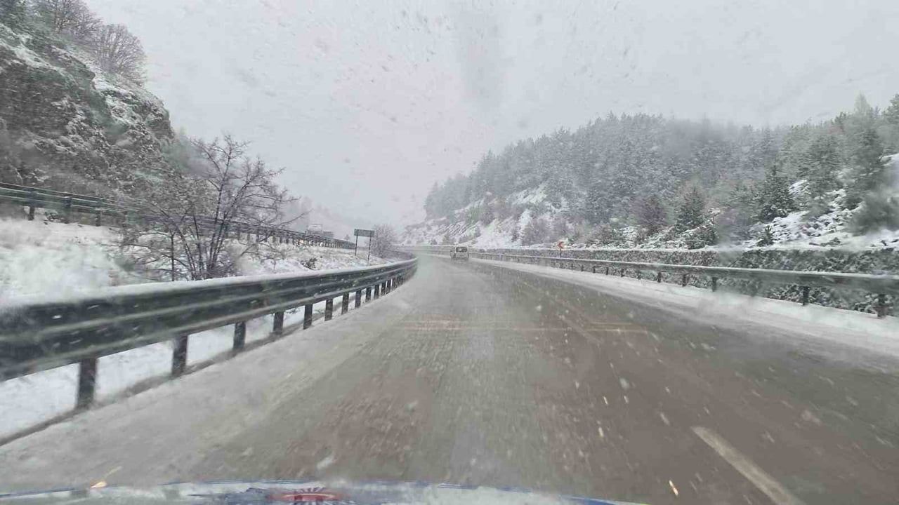Afyonkarahisar’ın yüksek kesimlerinde kar ulaşımı aksattı