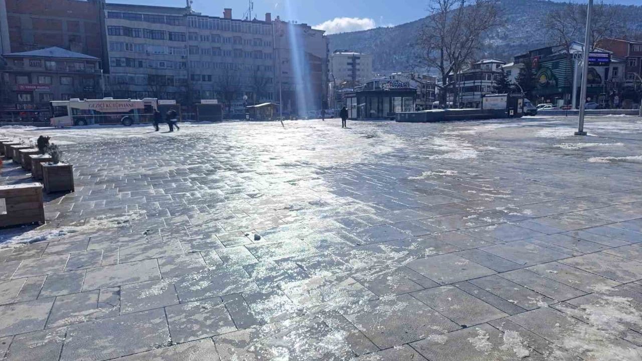 Afyonkarahisar yeni yılı dondurucu soğukla karşıladı