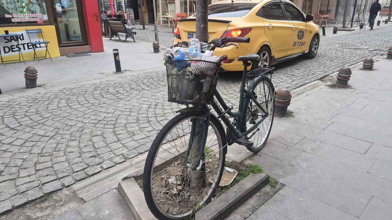 Ağaca kilitli bisikletin sepeti çöp konteynerine döndü — Eskişehir