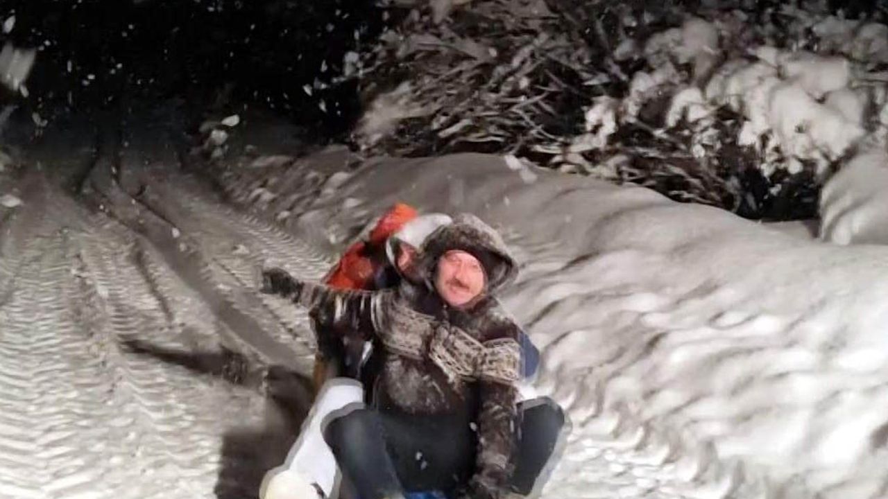 Ağaçkese'de traktöre bağlı kızaklarla kar eğlencesi