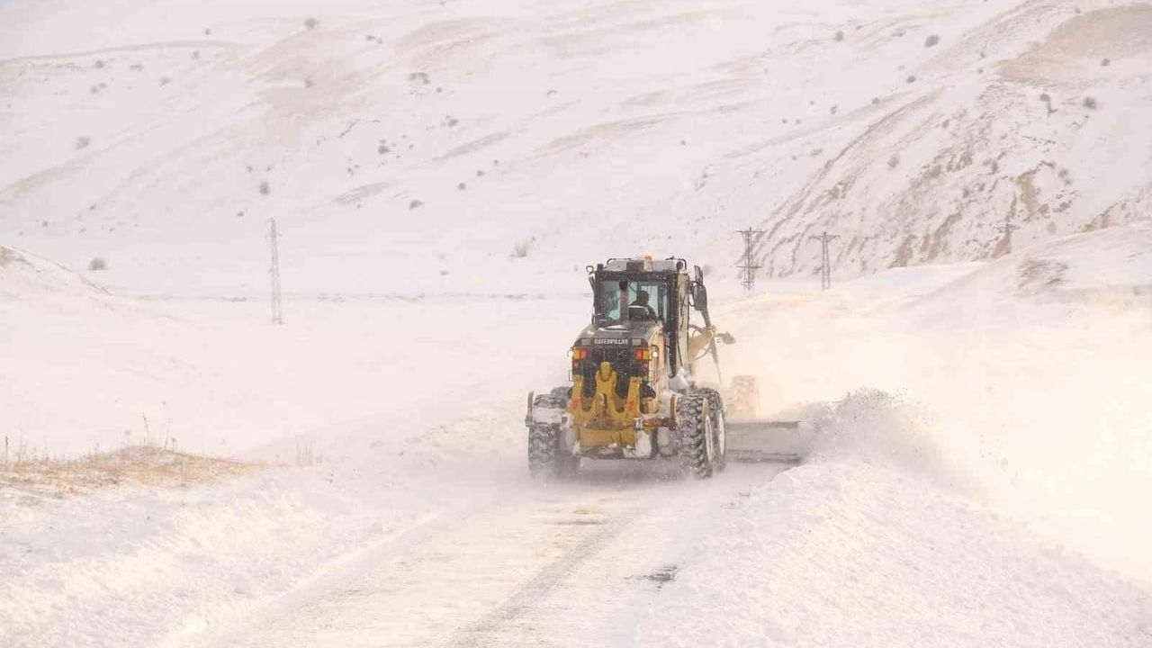 Ağrı’da 110 köy yolu kar ve tipiden ulaşıma kapandı