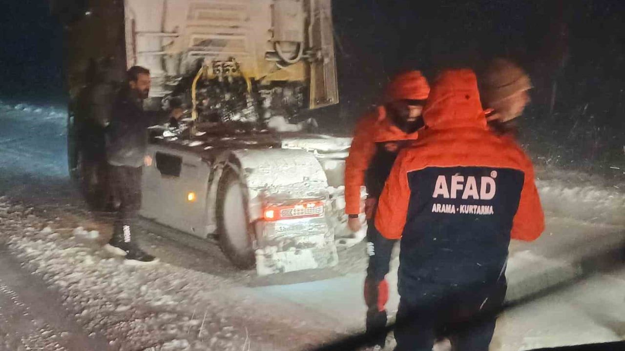 Ağrı'da AFAD ekipleri mahsur kalanları kurtardı