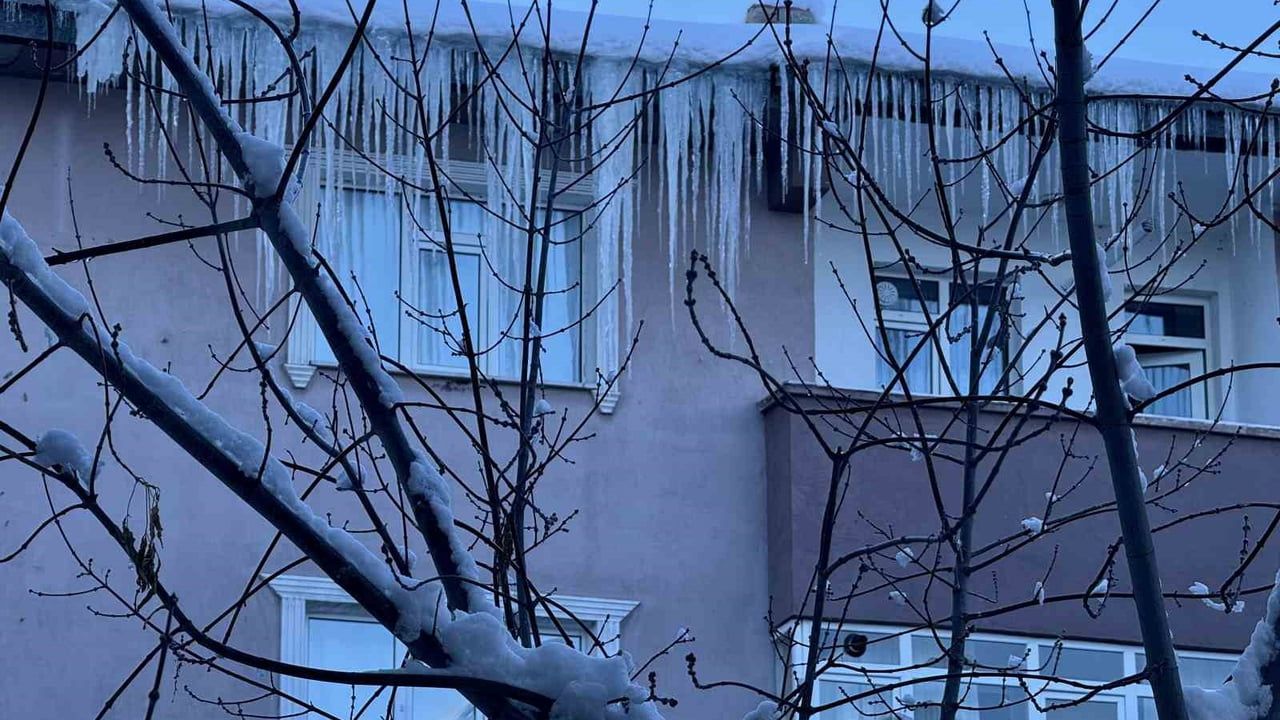 Ağrı'da Çatıları Süsleyen Dev Buz Sarkıtları Tehlike Saçıyor