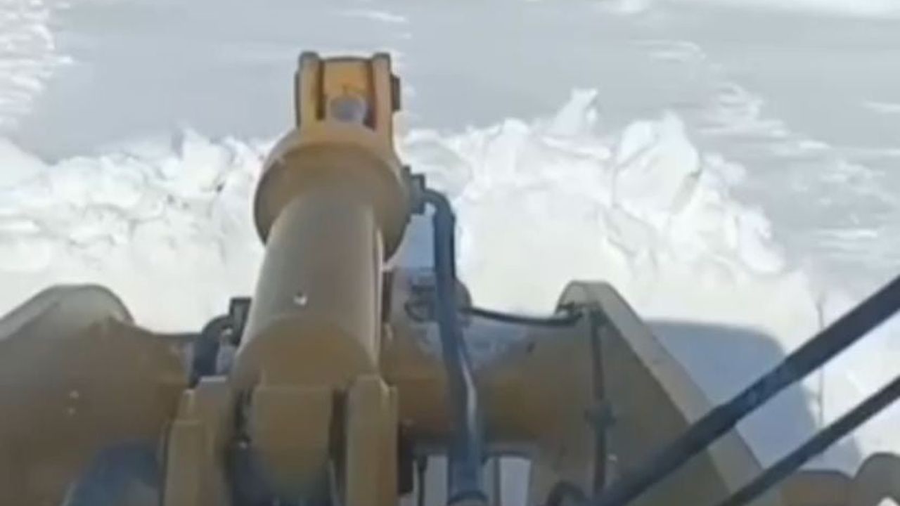 Ağrı'da kapanan köy yolları yeniden ulaşıma açıldı