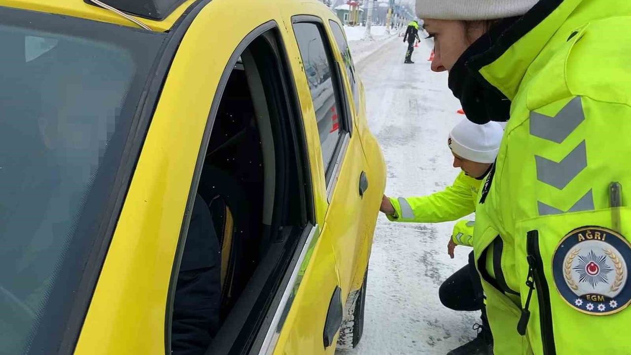 Ağrı’da kış koşullarına karşı trafik denetimleri sürüyor