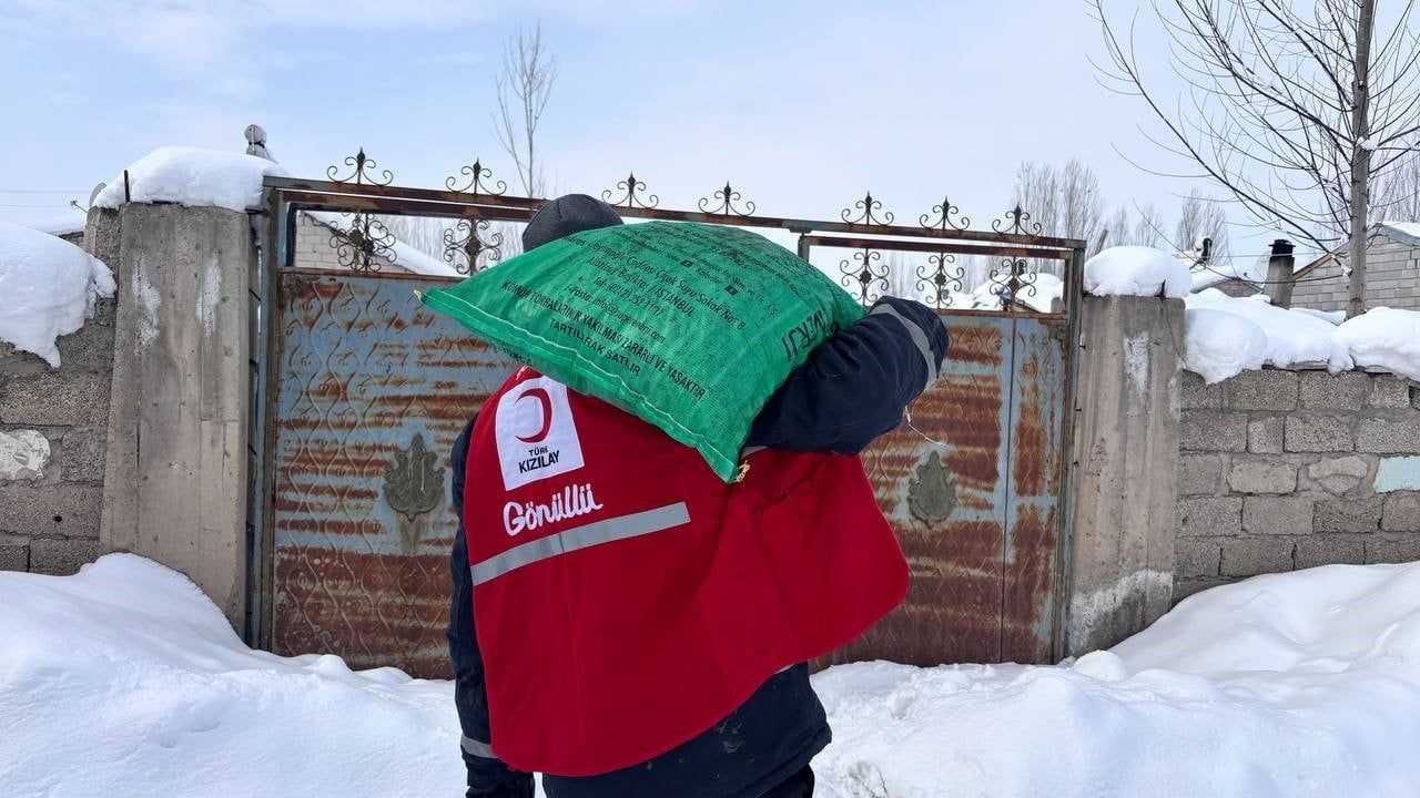 Ağrı'da Kızılay Gönüllülerinden Isınma Desteği: 63 Aileye Kömür