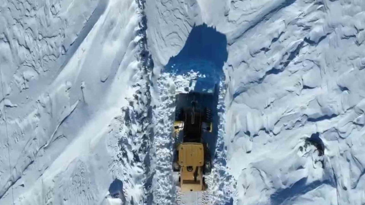 Ağrı'da köy yolları karla mücadeleyle tekrar ulaşıma açılıyor