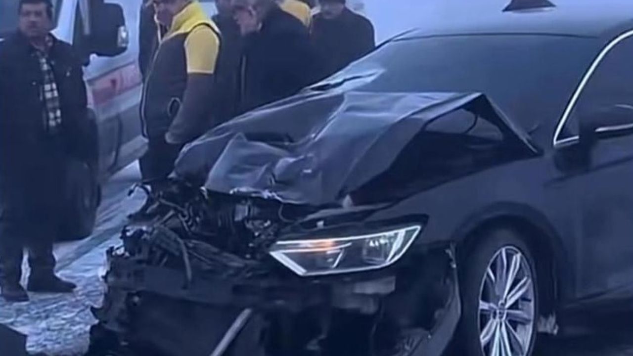 Ağrı’da sis nedeniyle otomobil kaza yaptı