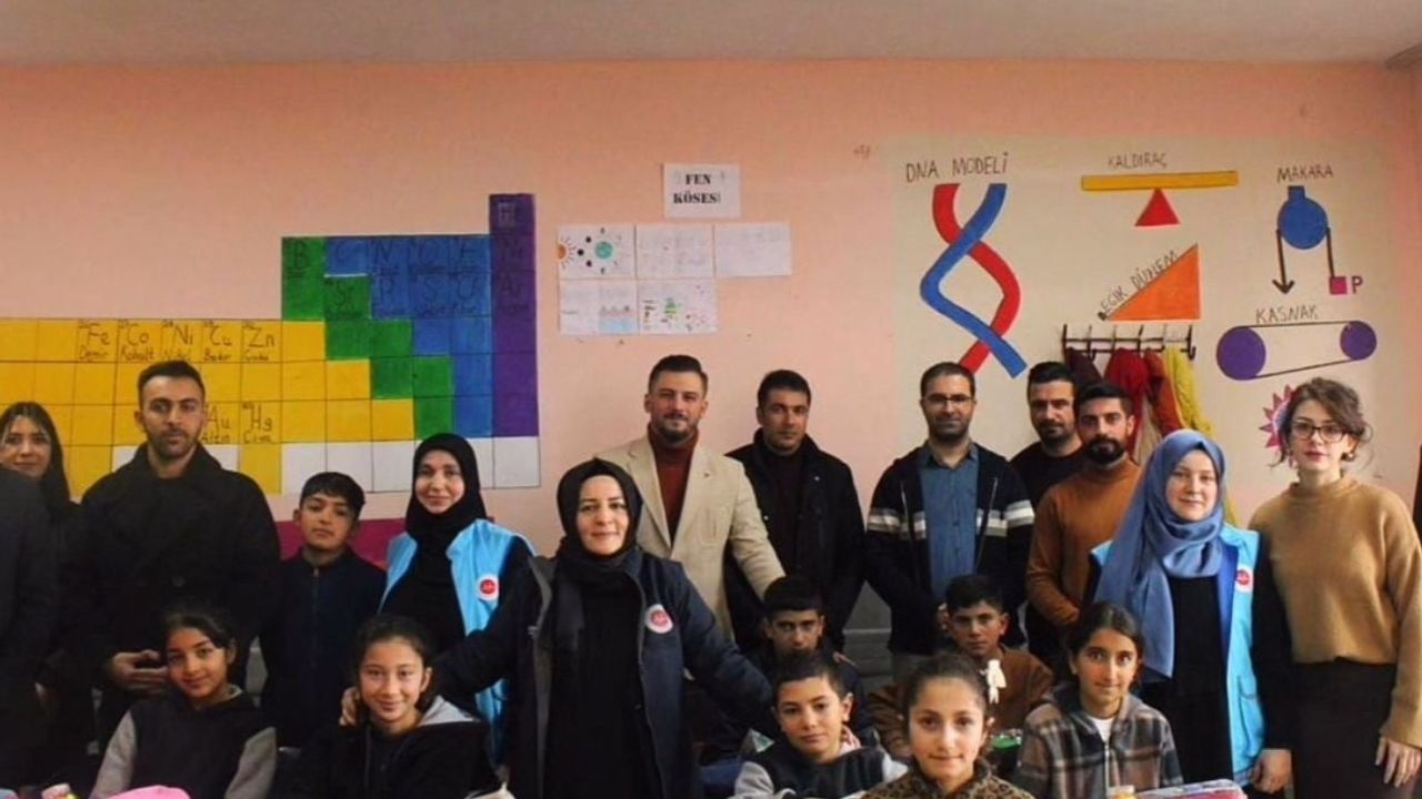 Ağrı Hamur'da 300 çocuğa "Kış Bayramı Projesi" yardımı