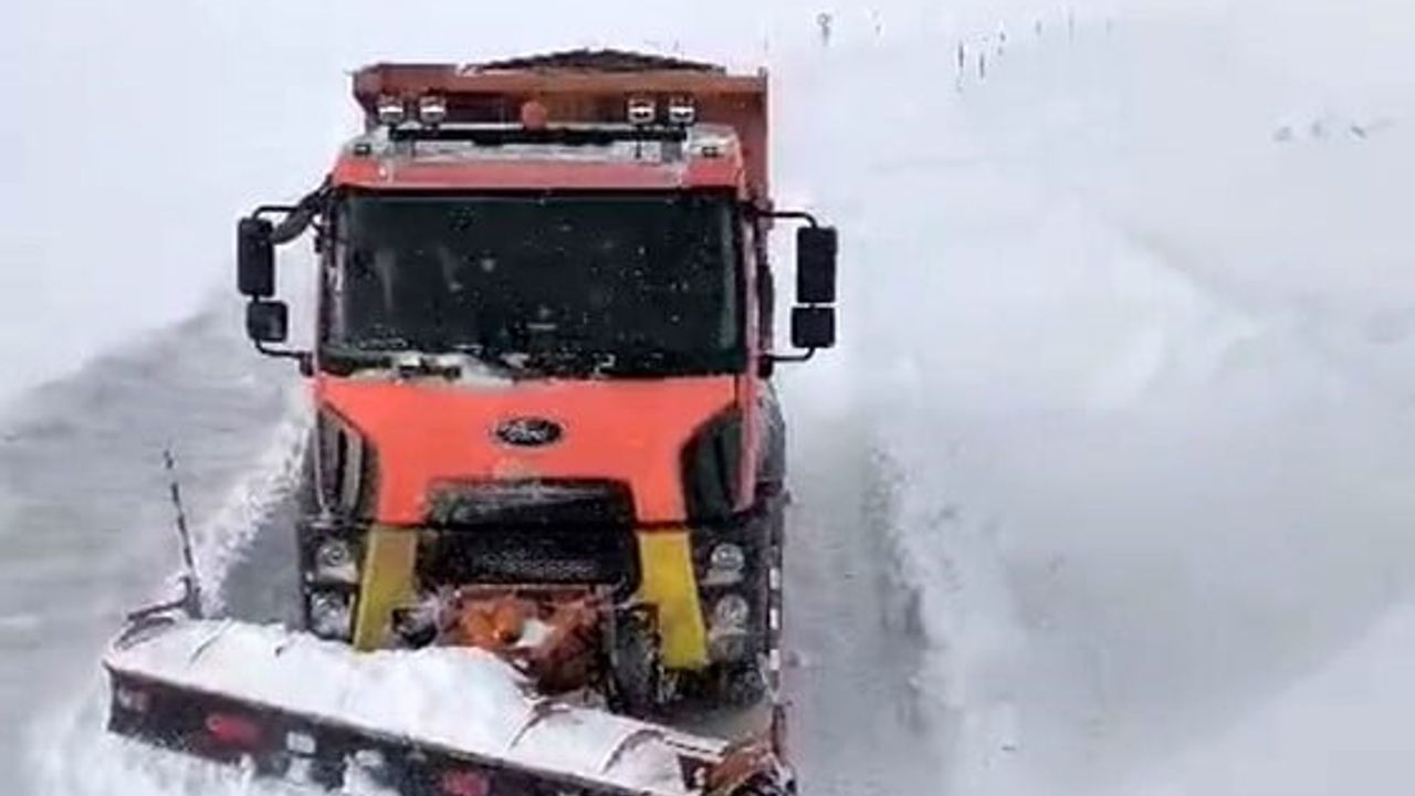 Ağrı-Kağızman kara yolunda yoğun tipi ulaşımı aksatıyor
