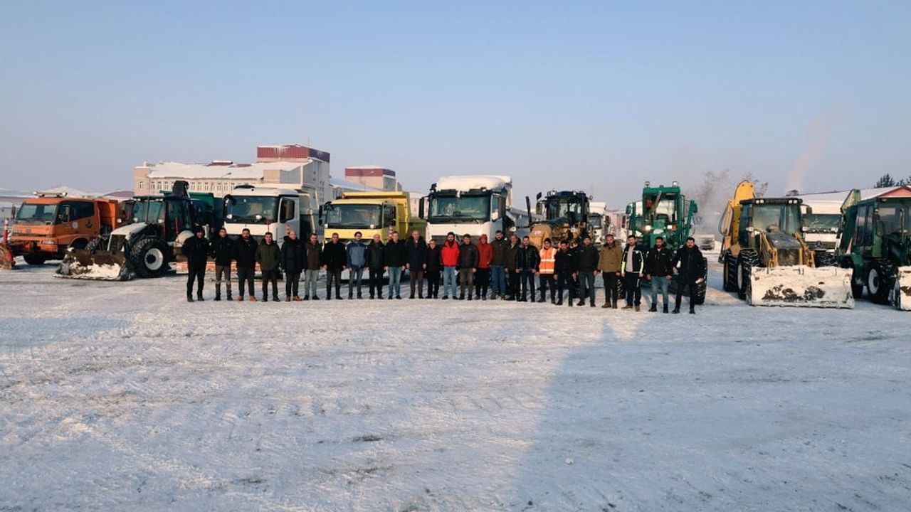 Ağrı merkezinde 90 okul ve kamu kurumunda kar temizliği sürüyor